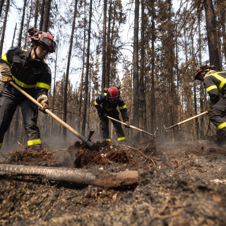Pompieri a contrasto dei roghi in Canada