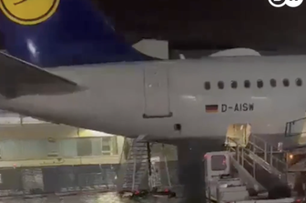 Piste di atterraggio allagate all'aeroporto di Francoforte