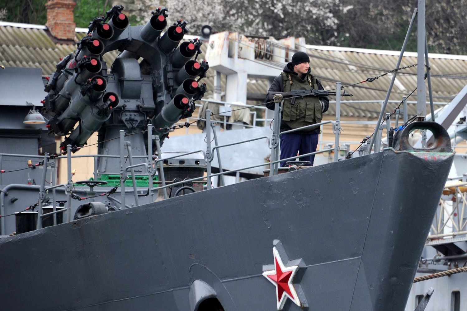 Marinaio russo su una nave da guerra a Sebastopoli
