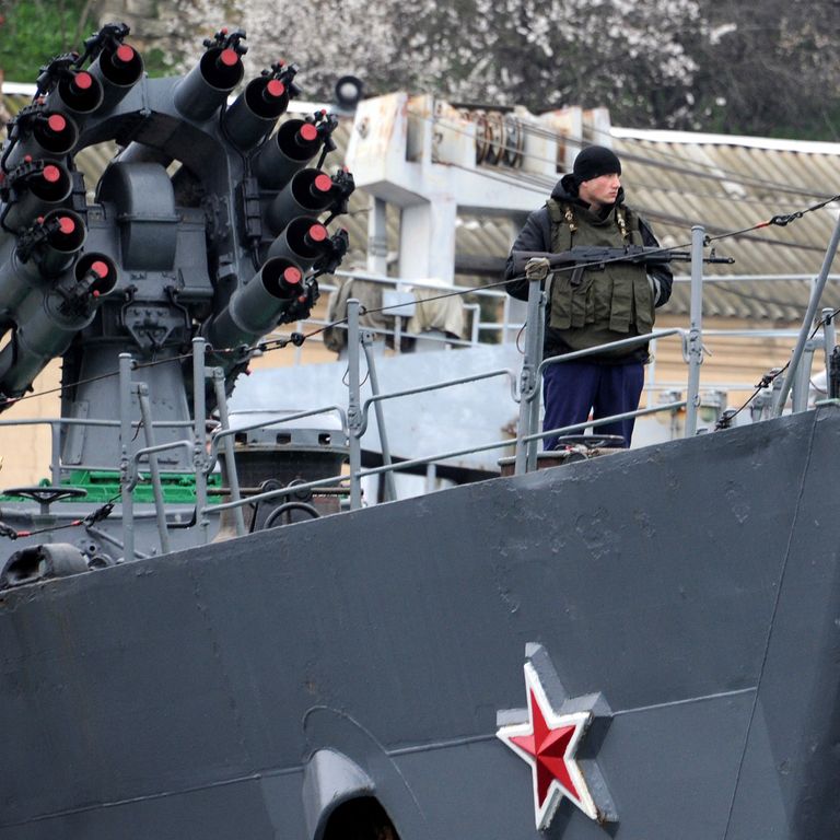 Marinaio russo su una nave da guerra a Sebastopoli