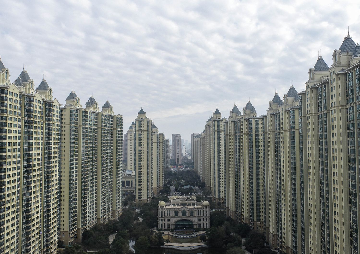 colosso immobiliare cinese Evergrande dichiara bancarotta timori country garden