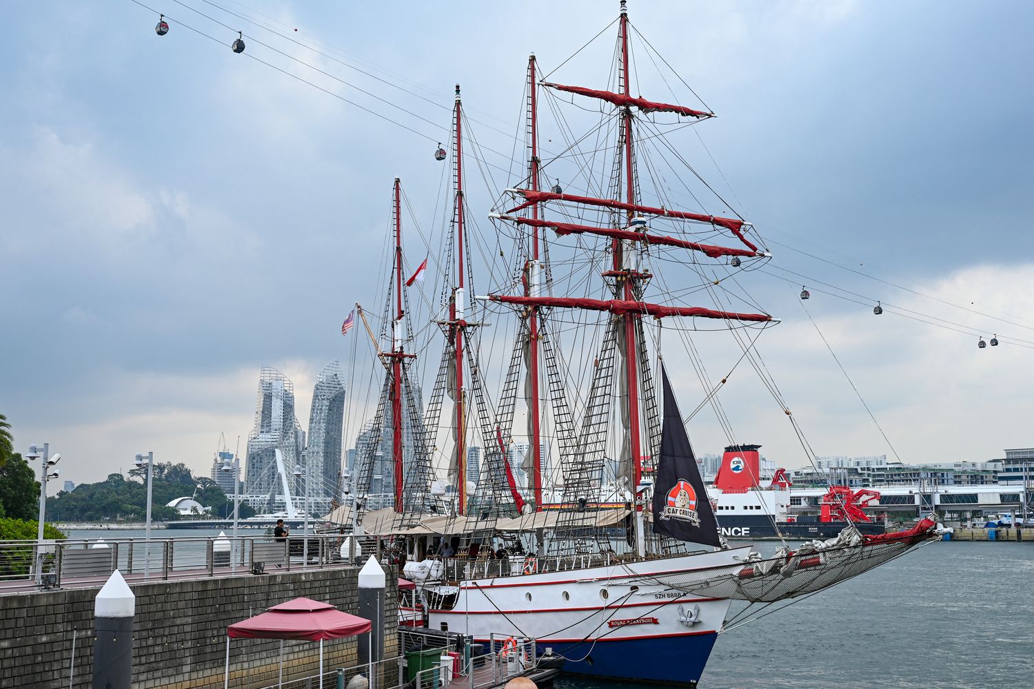 Il veliero Royal Albatross nel porto di Singapore