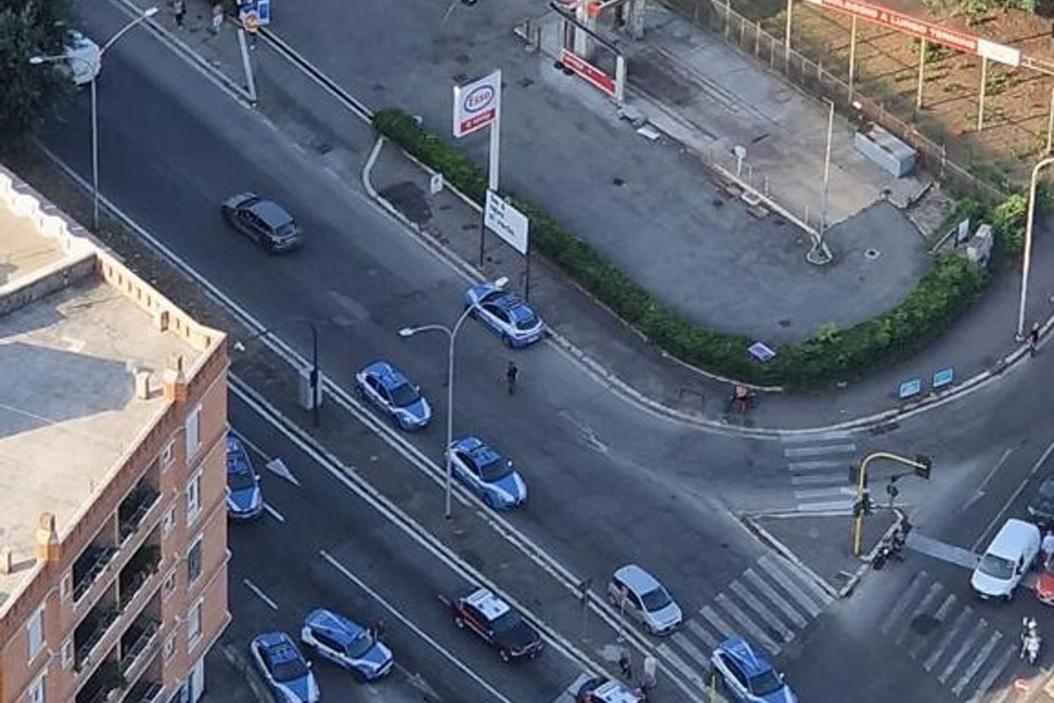 Le auto della polizia che hanno inseguito il furgone a Roma