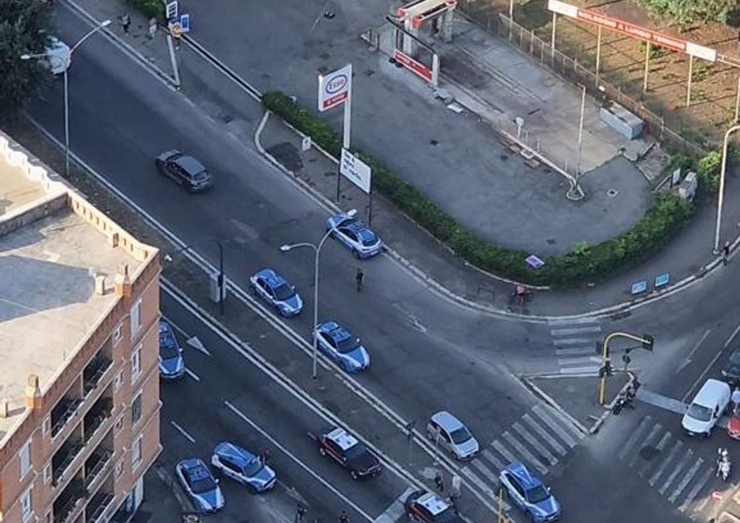 Le auto della polizia che hanno inseguito il furgone a Roma