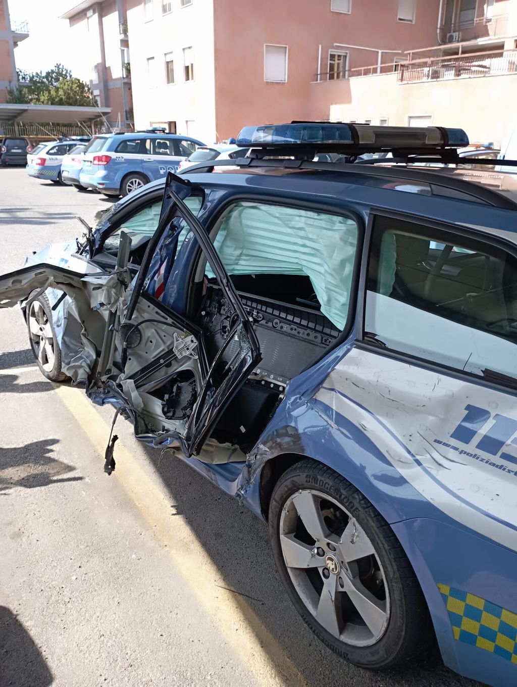 Auto della polizia speronata