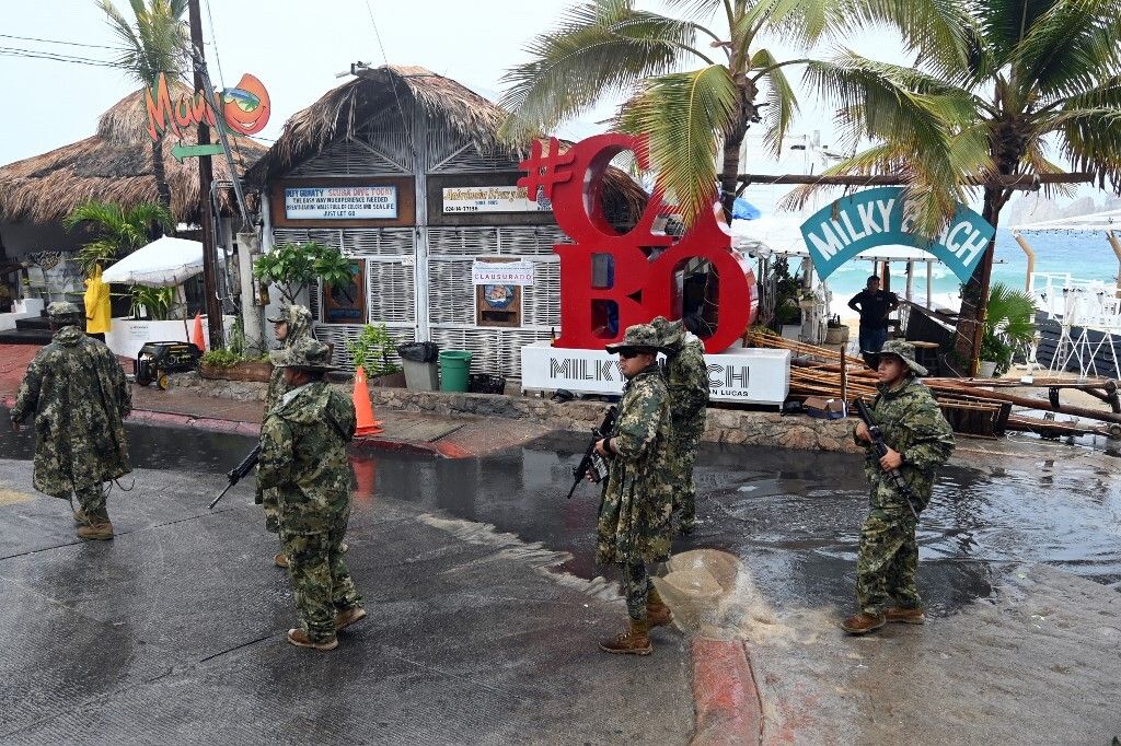 &nbsp;Militari messicani pattugliano la spiaggia di Medano prima dell'arrivo dell'uragano Hilary