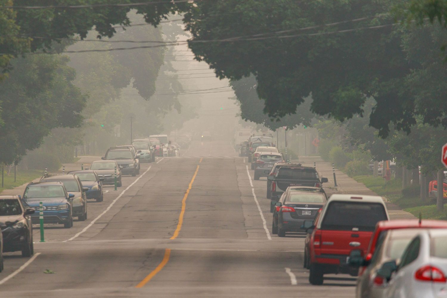 I cittadini evacuati si allontanano in auto dalle aree incendiate in Canada