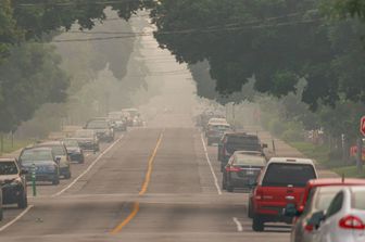 I cittadini evacuati si allontanano in auto dalle aree incendiate in Canada