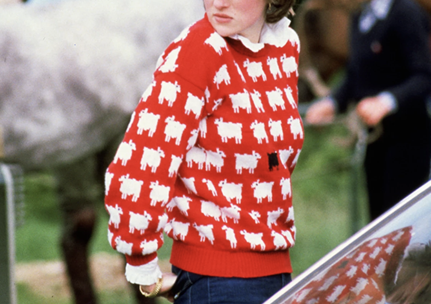 Lady Diana con il celebre maglioncino rosso