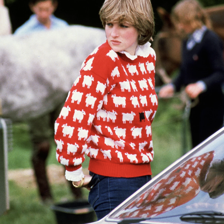 Lady Diana con il celebre maglioncino rosso