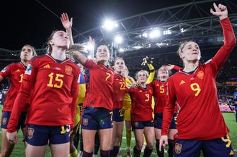 La Nazionale femminile spagnola dopo la vittoria