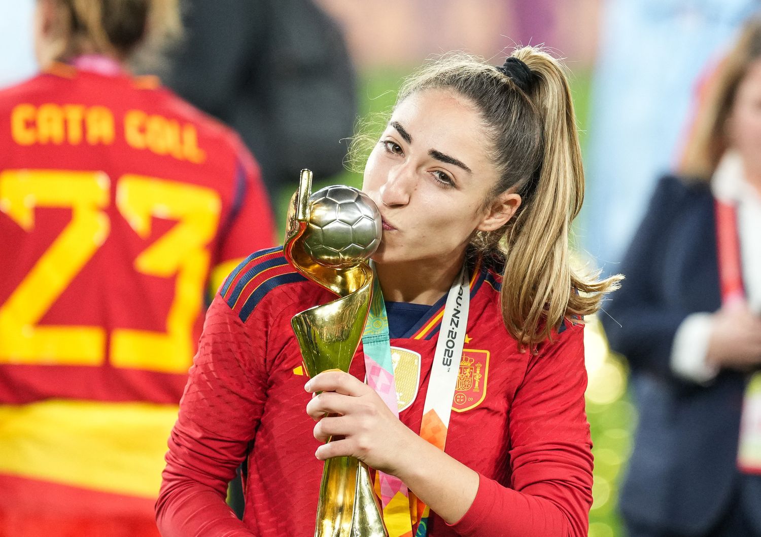 Olga Carmona bacia la coppa dei Mondiali &nbsp;