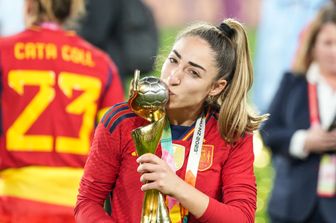 Olga Carmona bacia la coppa dei Mondiali &nbsp;