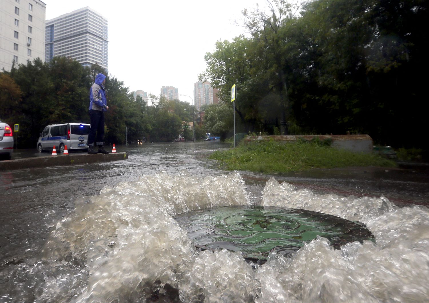 Un tombino trabocca a Mosca per le ingenti precipitazioni