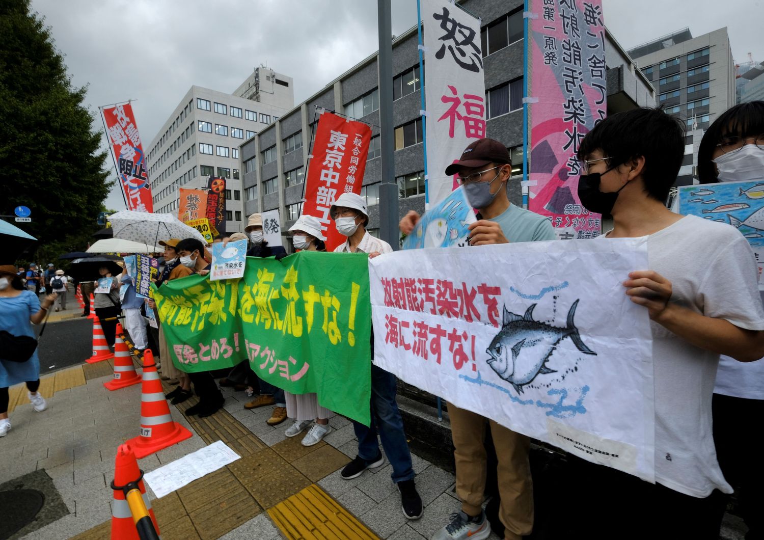 Proteste contro la decisione del Giappone