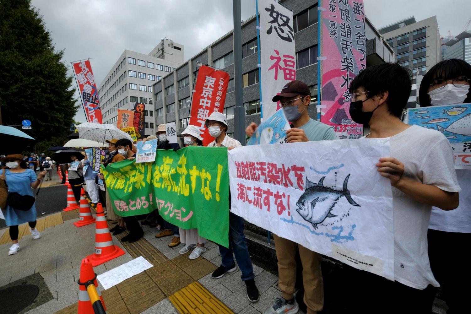 Proteste contro la decisione del Giappone