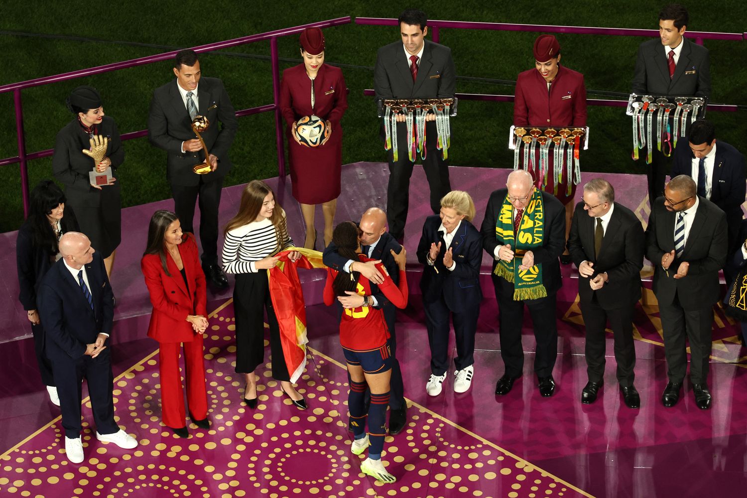 Rubiales abbraccia una giocatrice della Nazionale femminile spagnola