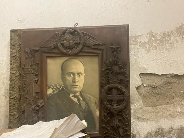 Il quadro che raffigura Benito Mussolini