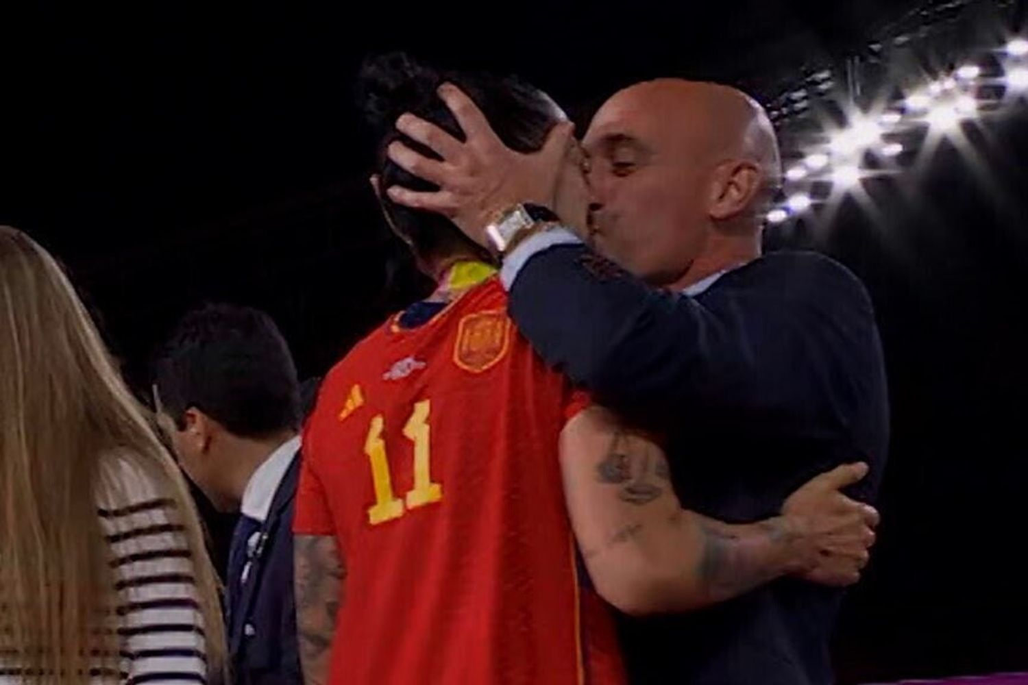 Il bacio di Rubiales alla capitana della nazionale spagnola di calcio