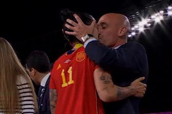 Il bacio di Rubiales alla capitana della nazionale spagnola di calcio