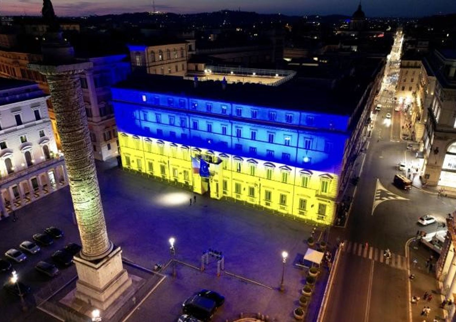 palazzo chigi illumina giallo blu Indipendenza ucraina