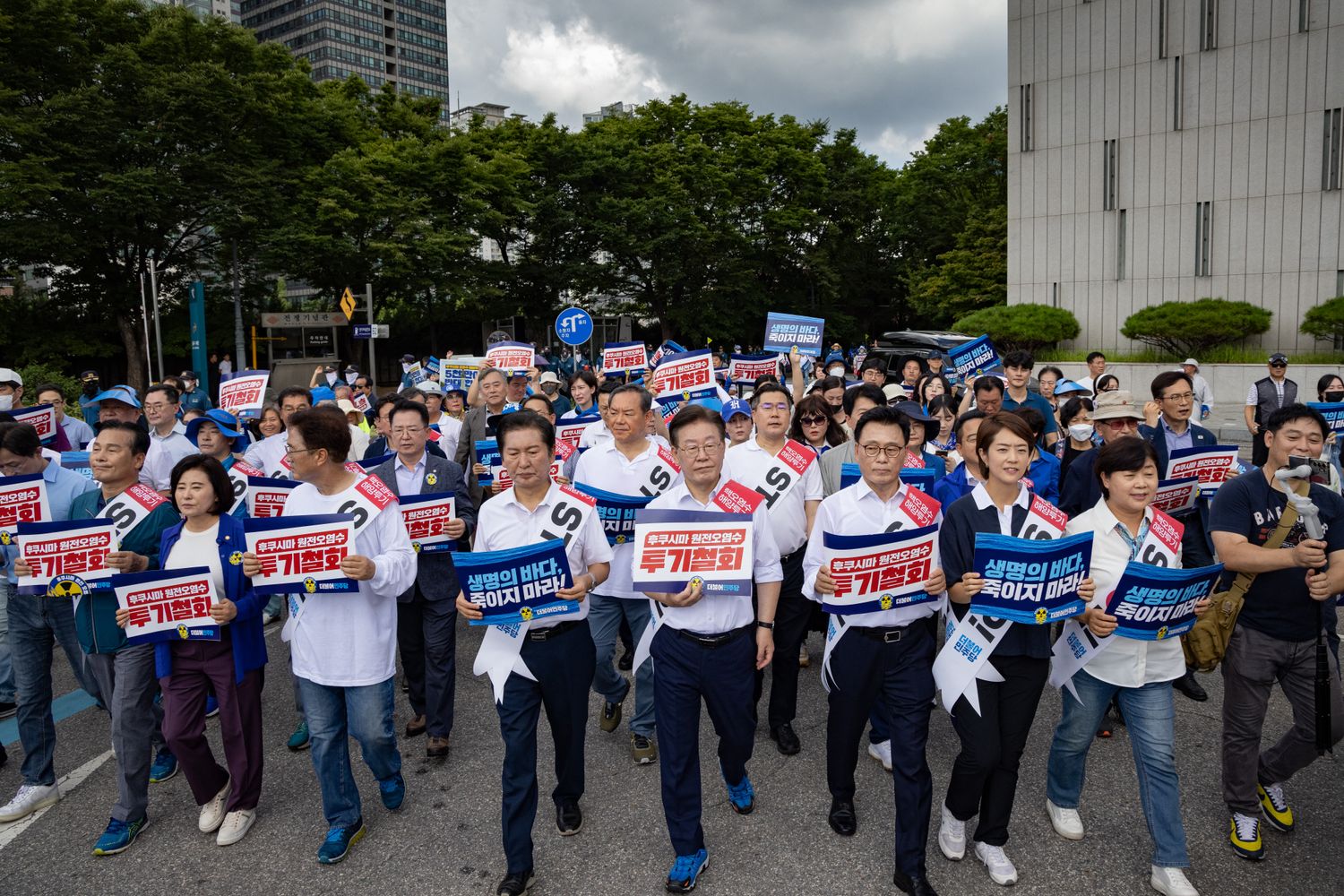 Una manifestazione contro lo sversamento delle acque radioattive di Fukushima