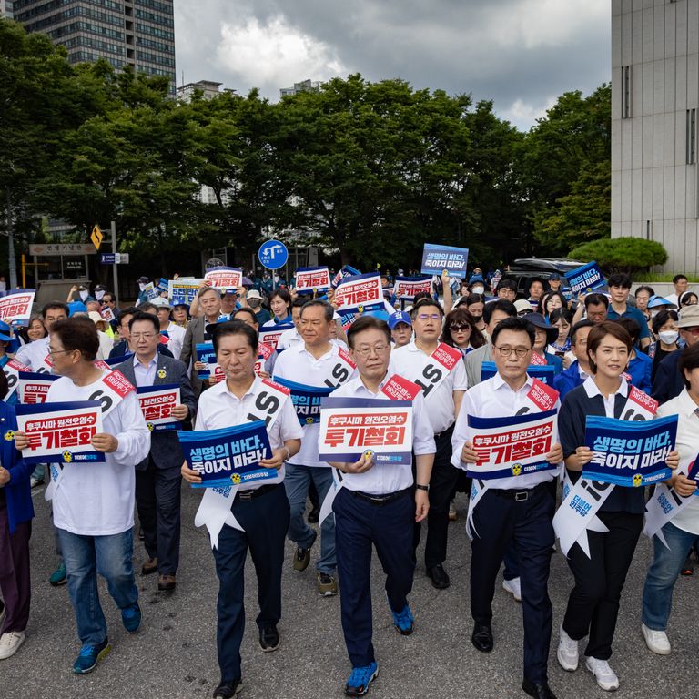 Una manifestazione contro lo sversamento delle acque radioattive di Fukushima