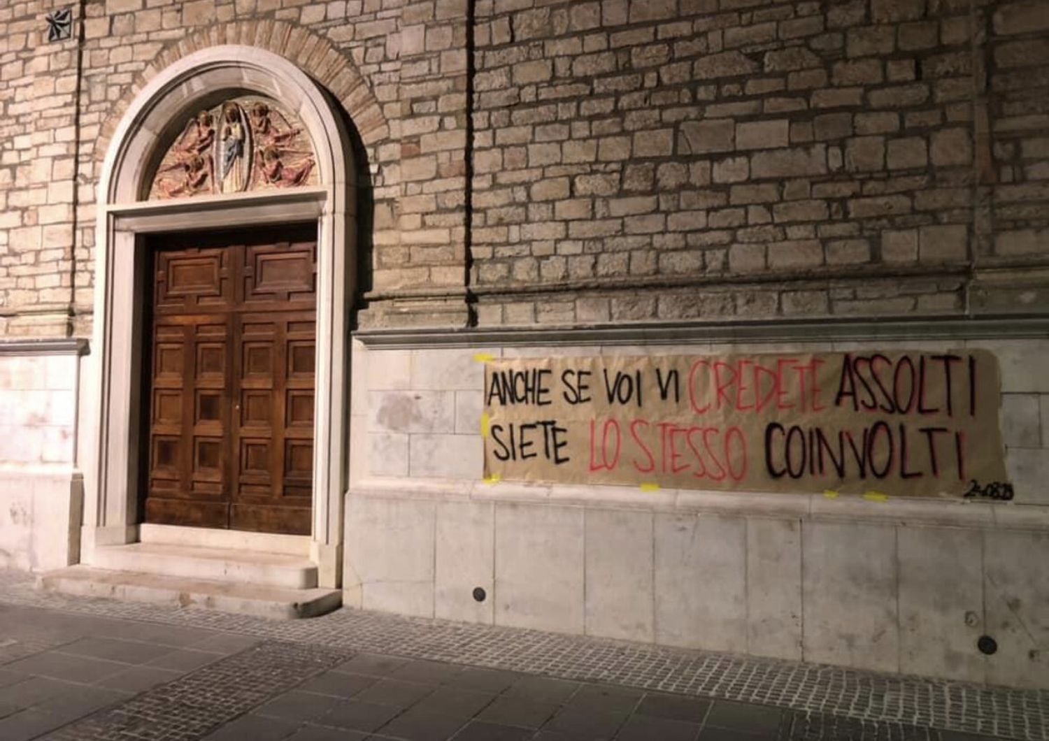 Lo striscione sulla chiesa di Potenza dove fu uccisa e nascosta per 17 anni Elisa Claps