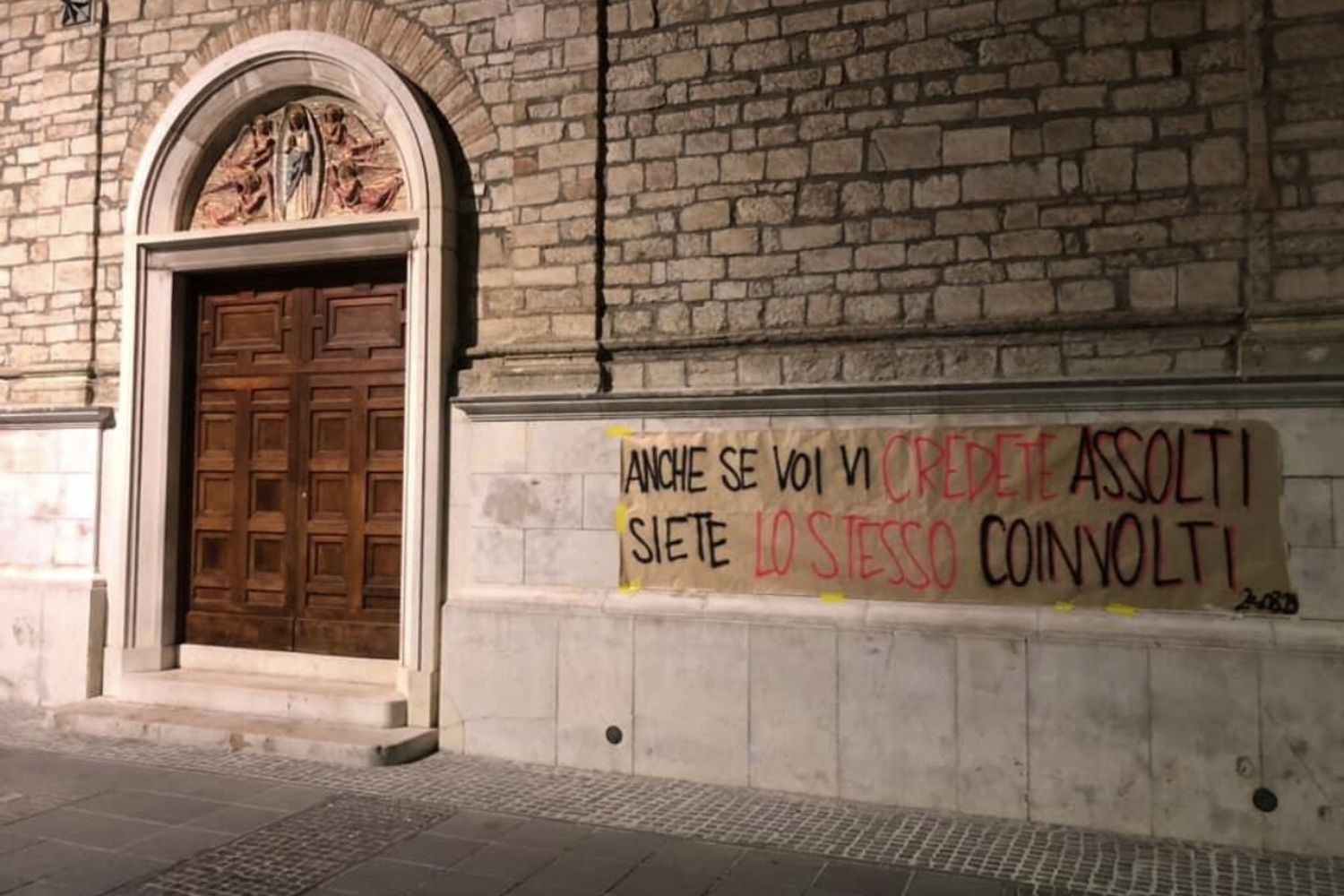 Lo striscione sulla chiesa di Potenza dove fu uccisa e nascosta per 17 anni Elisa Claps