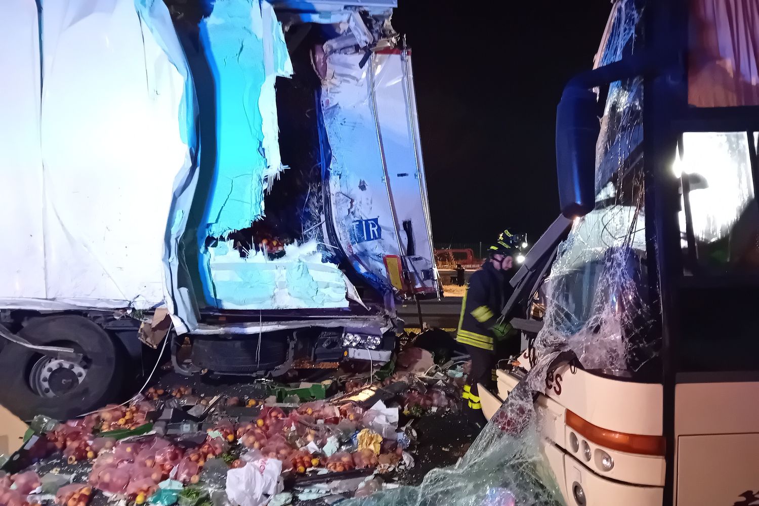 Scontro sulla A4 tra un bus e un camion frigo