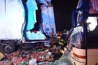 Scontro sulla A4 tra un bus e un camion frigo