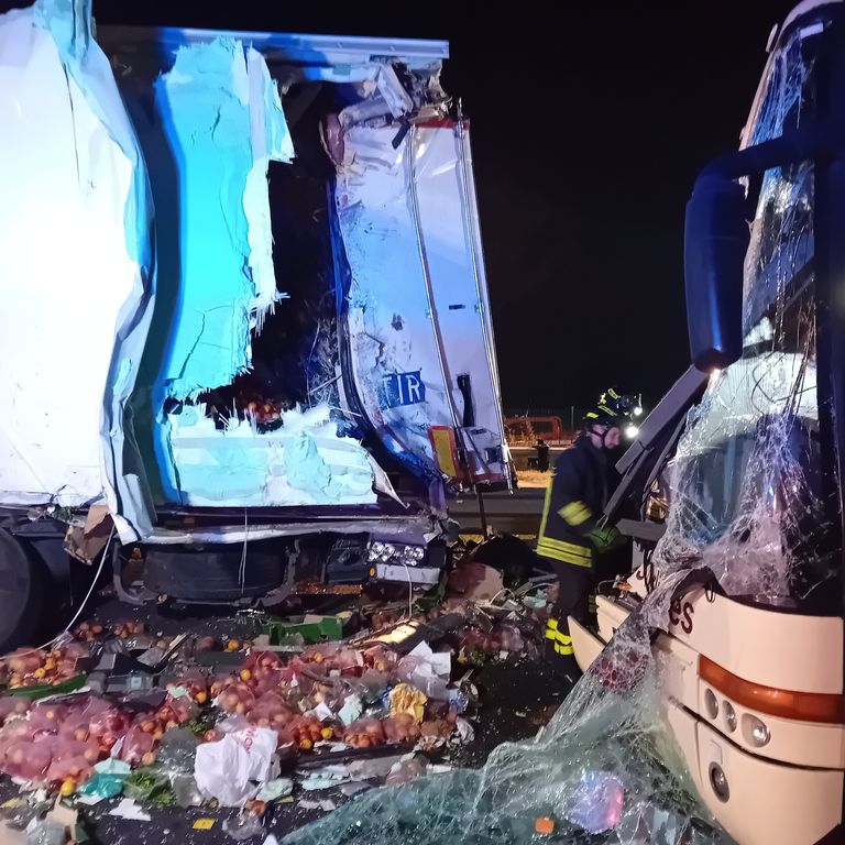 Scontro sulla A4 tra un bus e un camion frigo