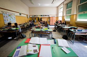 Alunni sui banchi di scuola