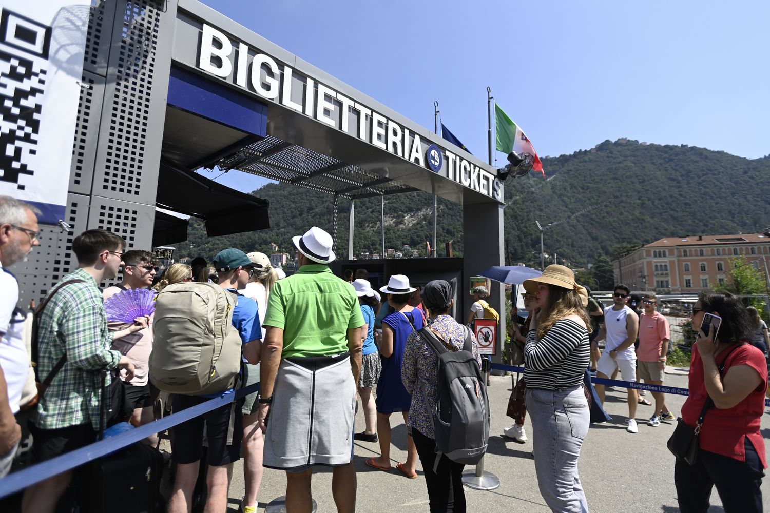 Fila di turisti a Como