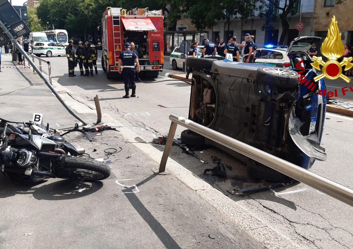auto si ribalta e abbatte palo a Milano grave ciclista