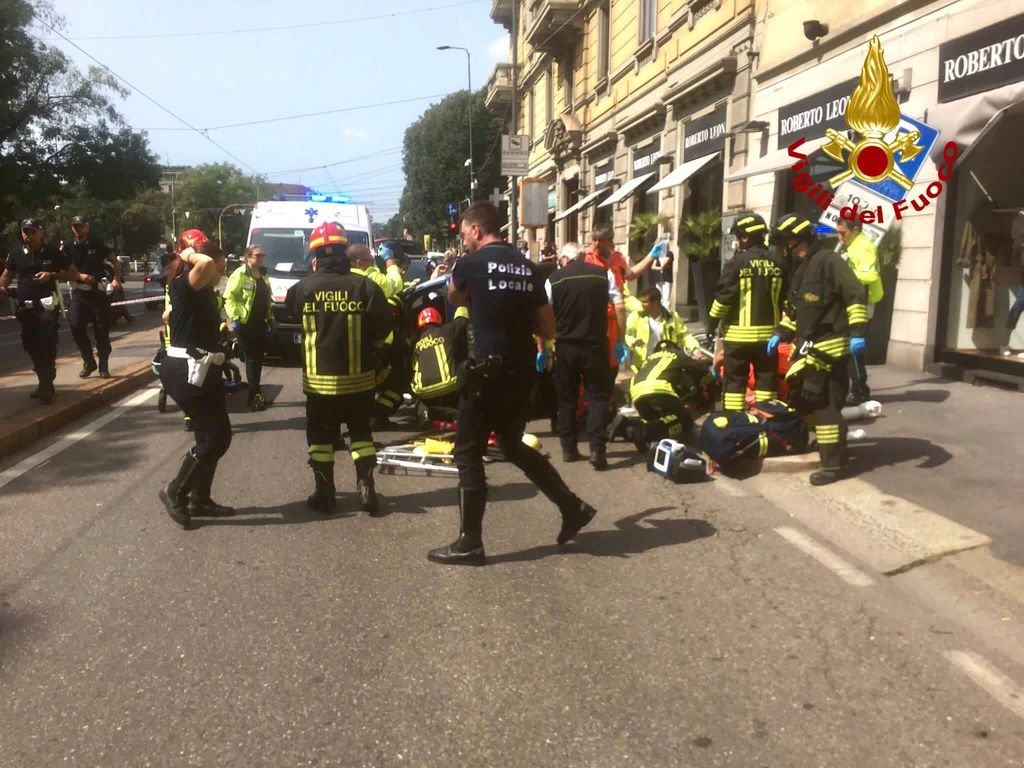 Auto si ribalta e abbatte palo a Milano, grave un ciclista
