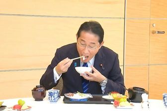 Kishida mangia il pesce di Fukushima