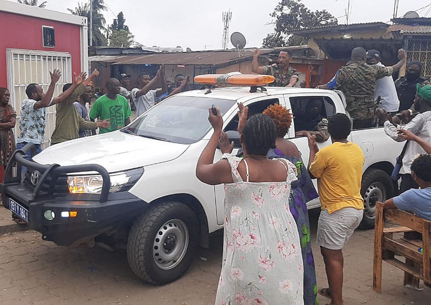 I militari del Gabon acclamati dalla popolazione dopo il golpe