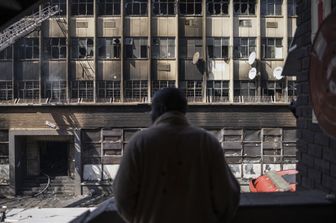 Il palazzo bruciato a Johannesburg