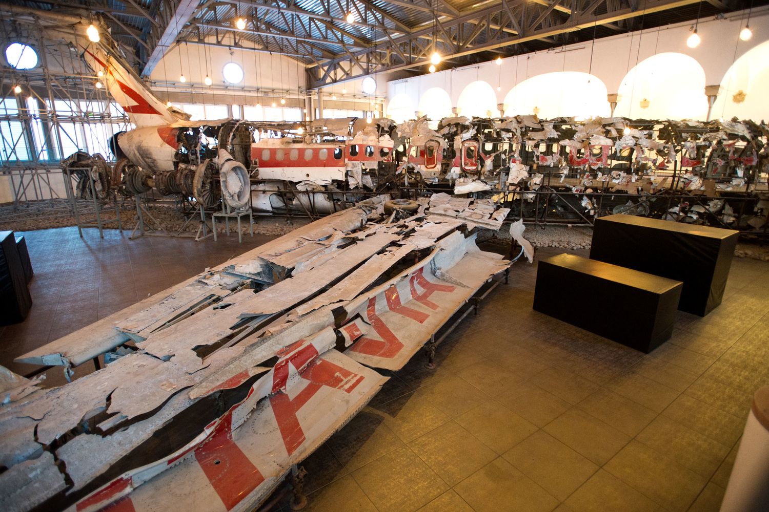 La ricostruzione del relitto del Dc-9 di Ustica nel 'Museo della memoria' che gli &egrave; dedicato a Bologna