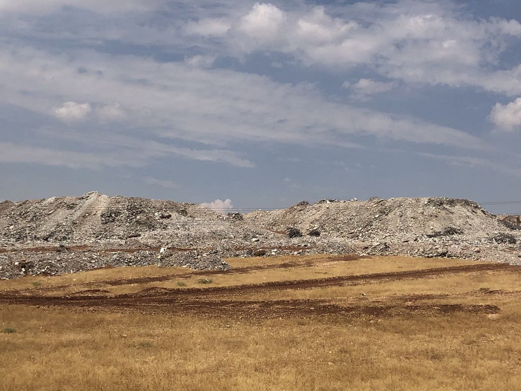 &nbsp;Cumuli macerie accatastati fuori Antakya