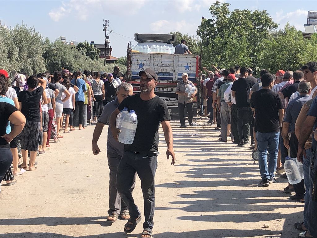 In fila per l'acqua