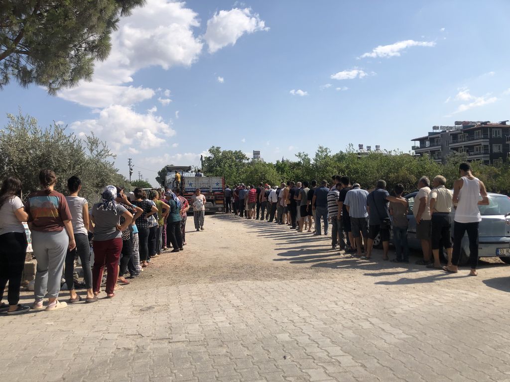 La fila per l'acqua ad Antakya