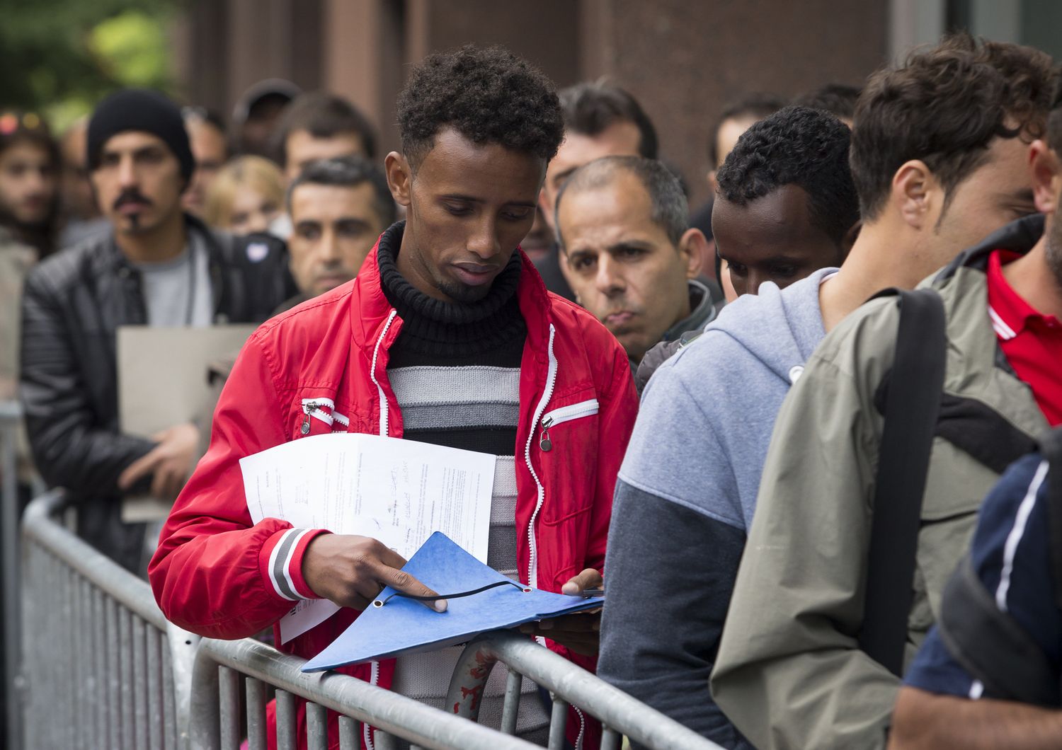 Immigrati richiedenti asilo in fila davanti all'agenzia federale per l'accoglienza (Fedasil)&nbsp;