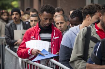 Immigrati richiedenti asilo in fila davanti all'agenzia federale per l'accoglienza (Fedasil)&nbsp;