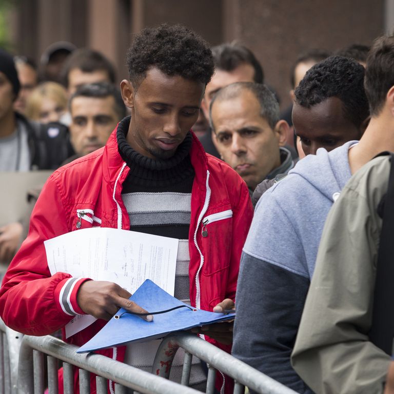 Immigrati richiedenti asilo in fila davanti all'agenzia federale per l'accoglienza (Fedasil)&nbsp;