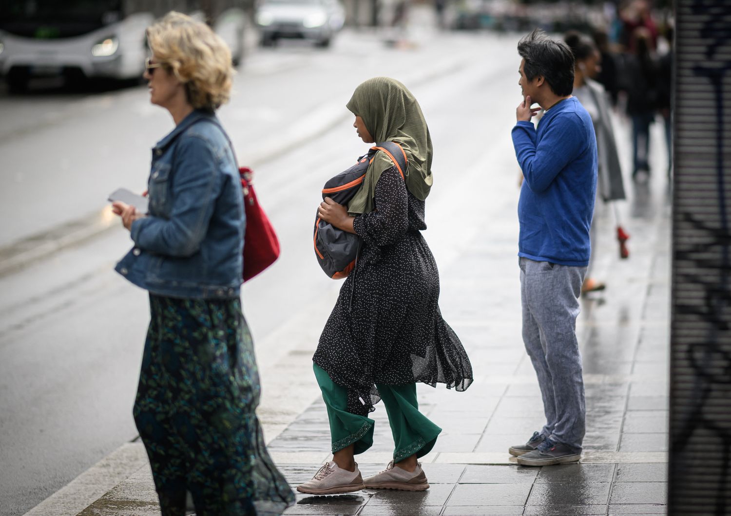 Una donna vestita con l'abaya in strada a Parigi