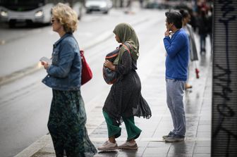 Una donna vestita con l'abaya in strada a Parigi