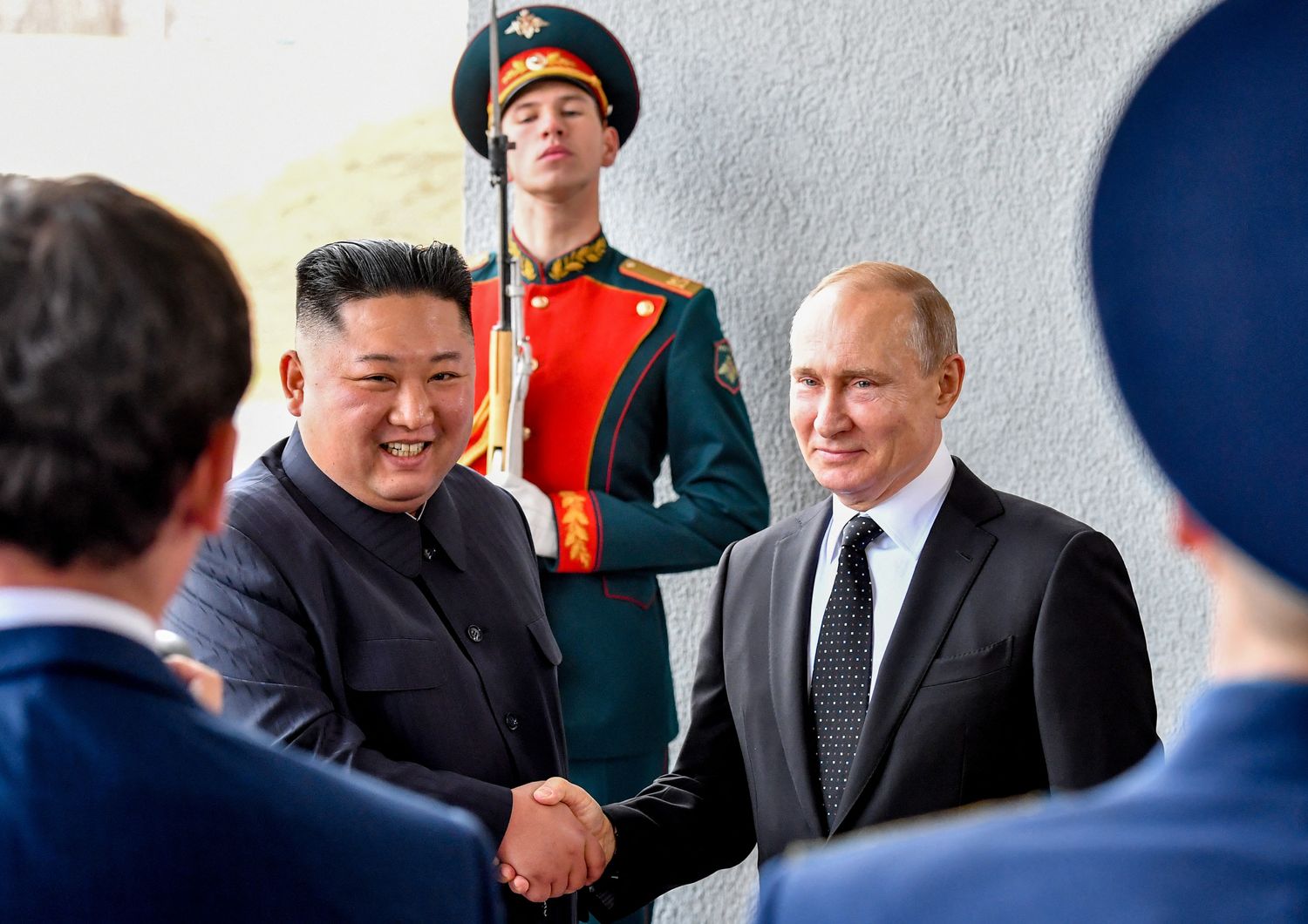 Stretta di mano tra il presidente russo e il leader nordcoreano&nbsp;