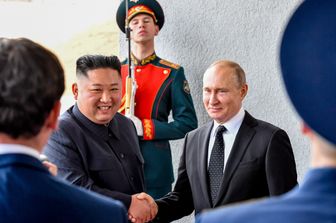 Stretta di mano tra il presidente russo e il leader nordcoreano&nbsp;
